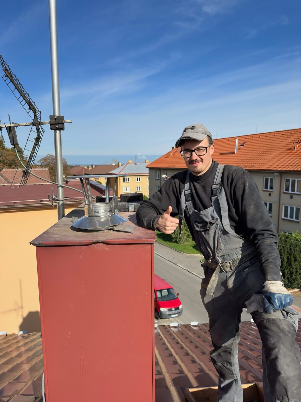 Pavel Šurkala při realizaci nerezového komína na střeše